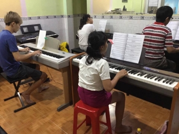Dạy đàn piano từ cơ bản đến nâng cao dành cho thiếu nhi. Trung tâm ở đường Lê Văn Khương, Quận 12 Tp
